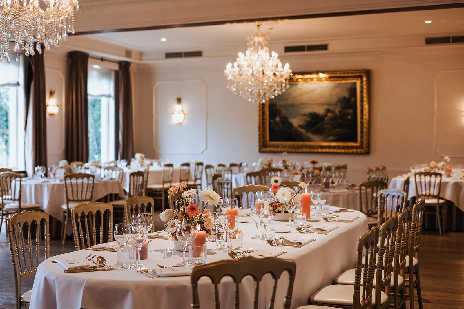 De feestzaal van Lodewijk van Male met gedekte tafels